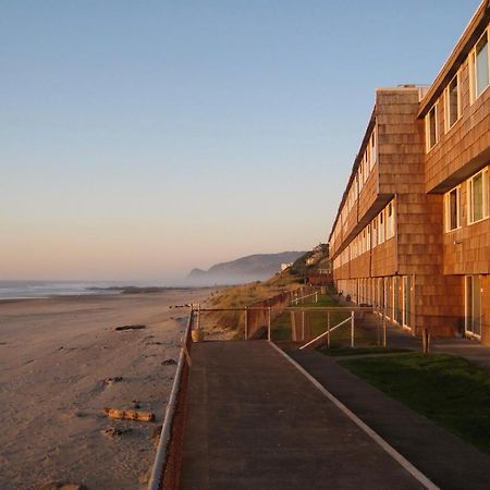 Sea Gypsy Rentals Lincoln City Room photo