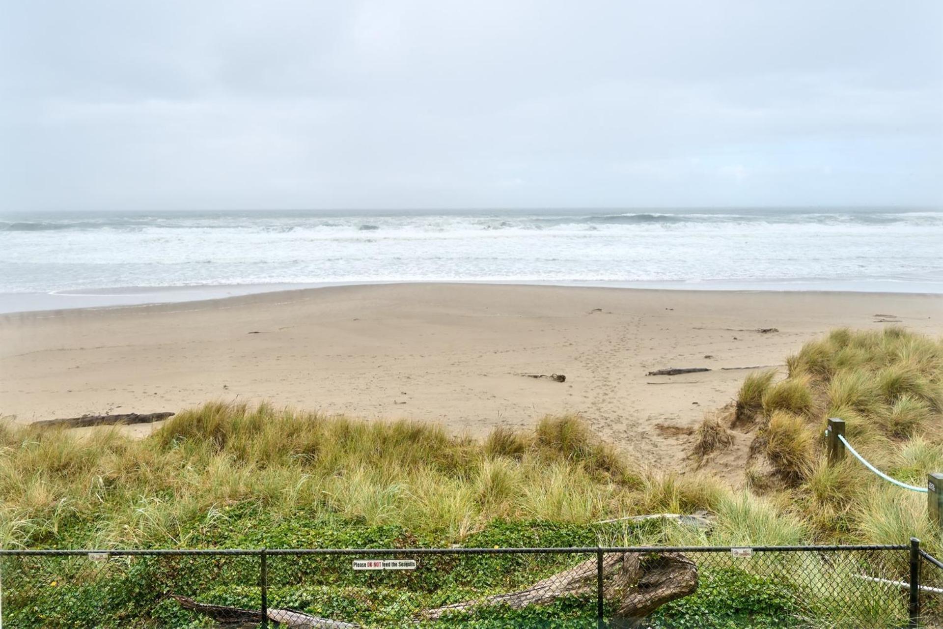 Sea Gypsy Rentals Lincoln City Room photo