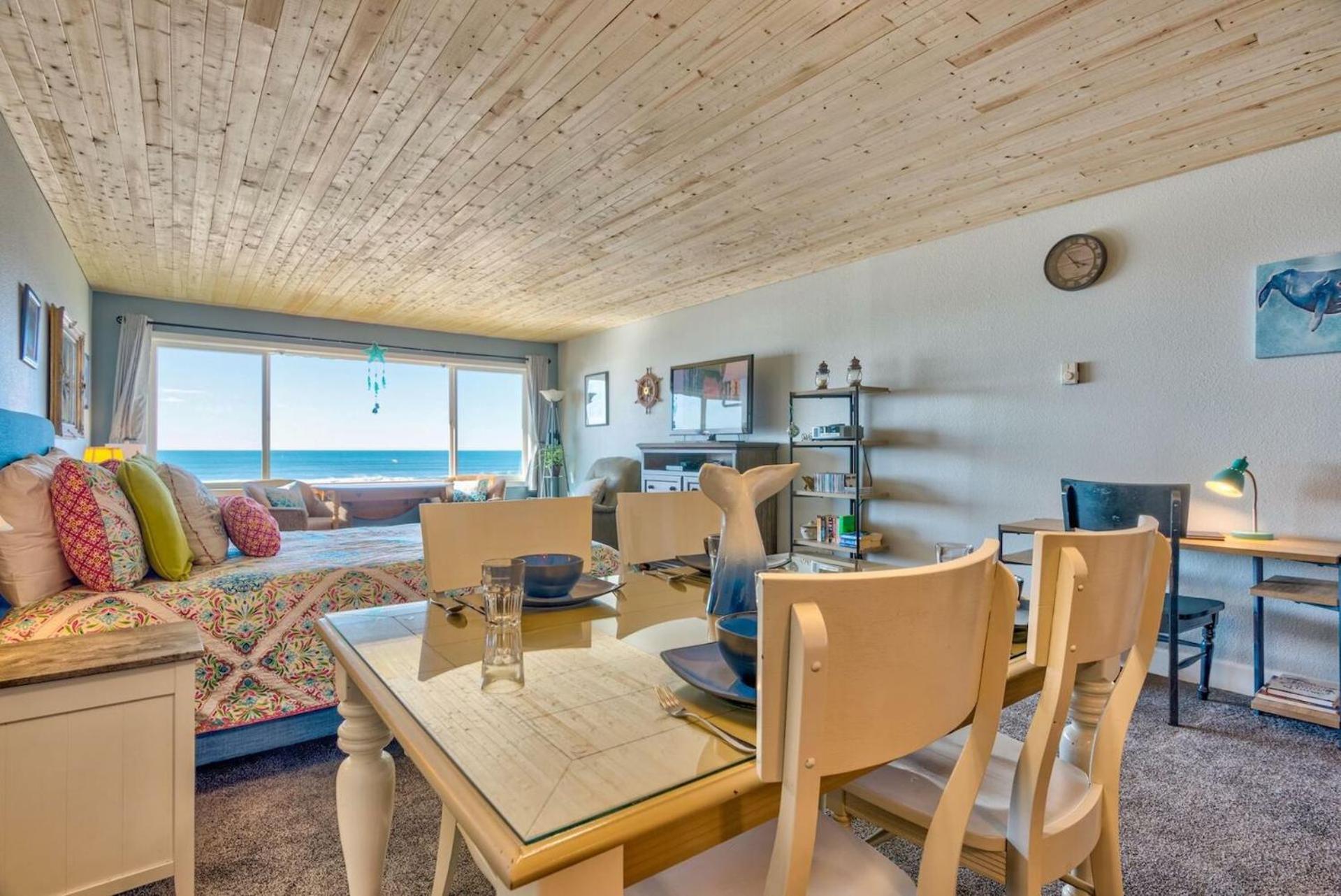 Sea Gypsy Rentals Lincoln City Room photo