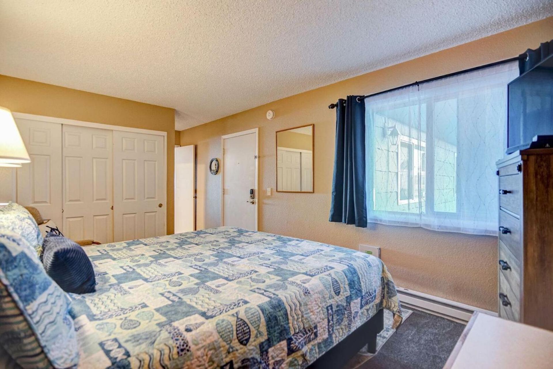 Sea Gypsy Rentals Lincoln City Room photo