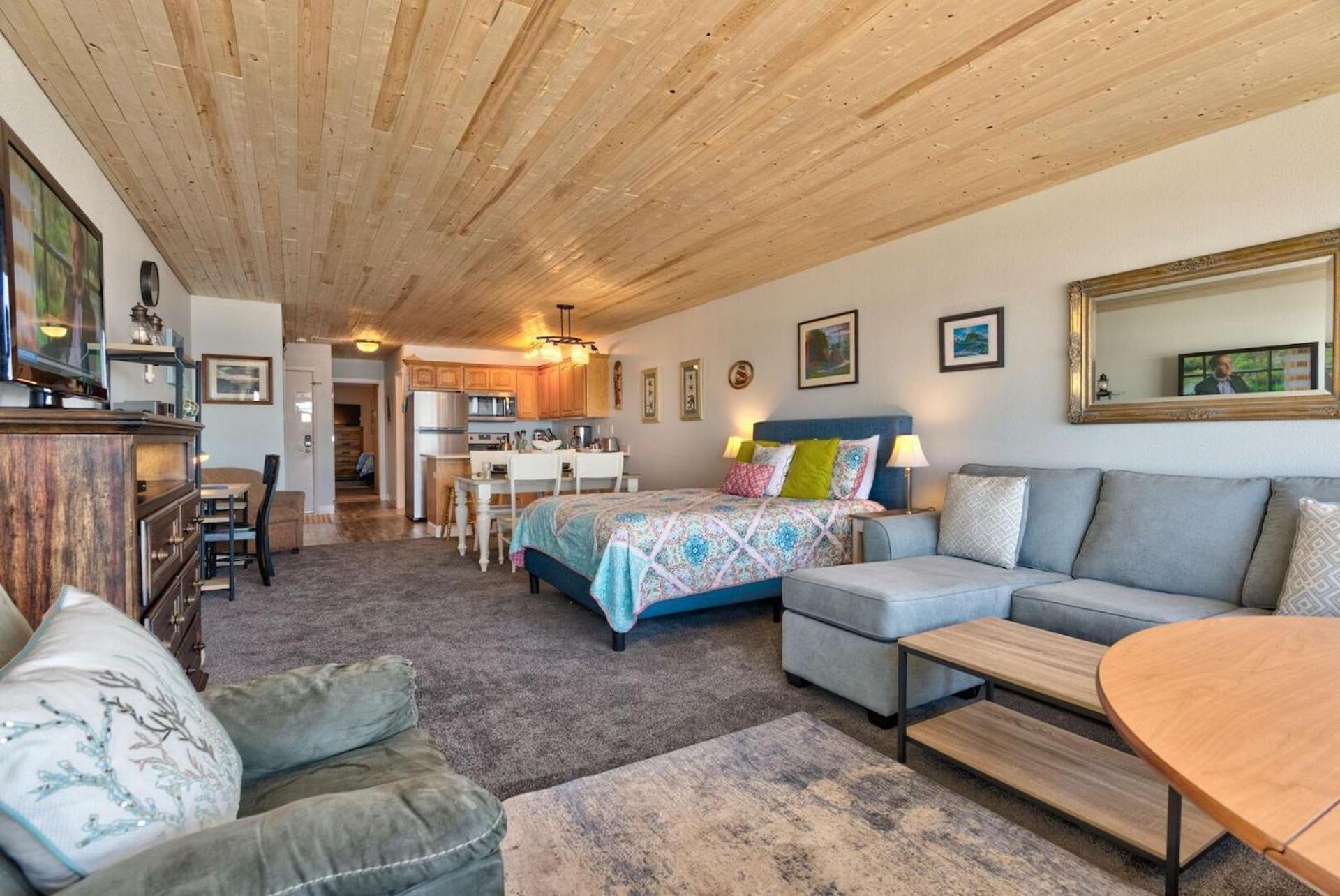 Sea Gypsy Rentals Lincoln City Room photo