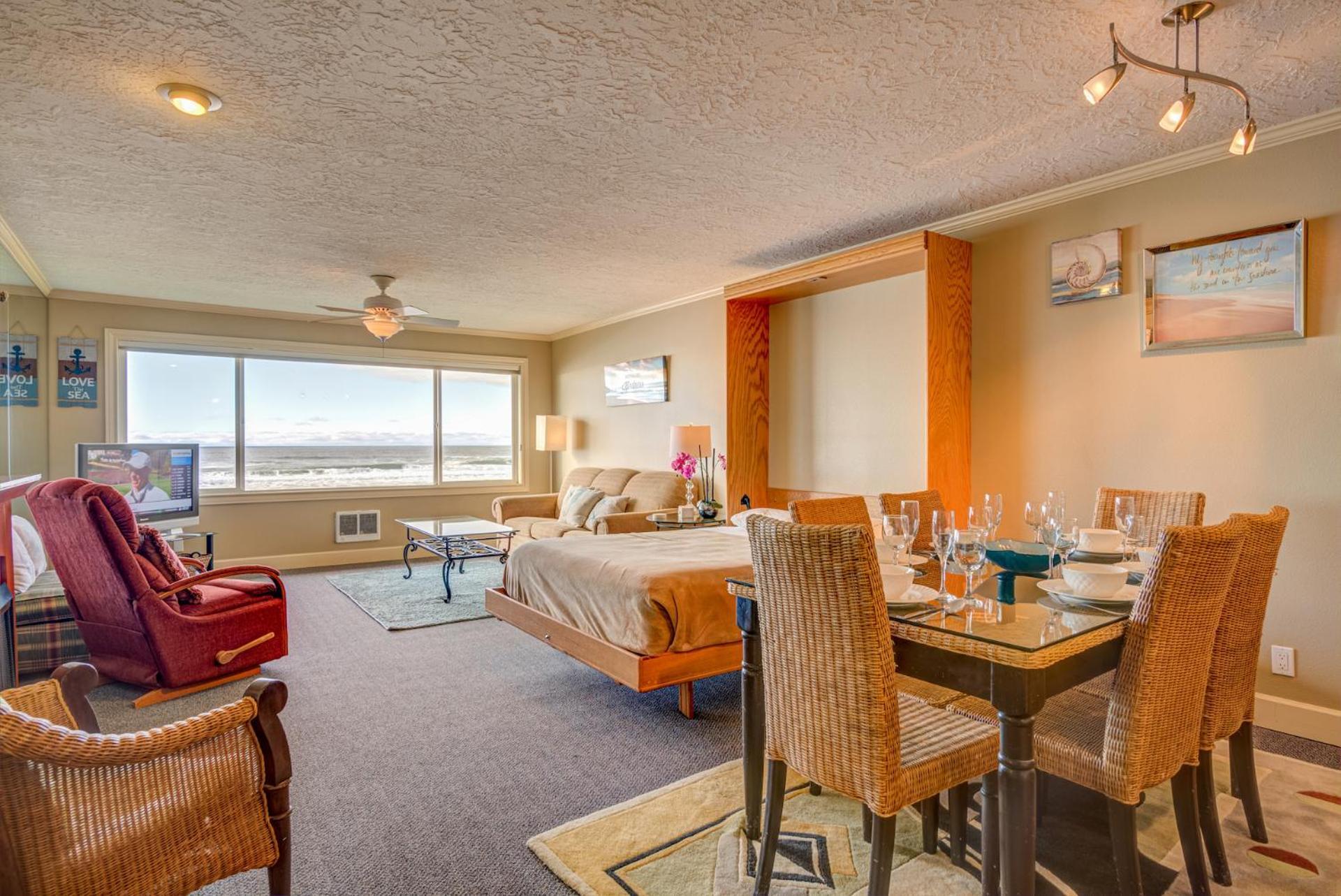 Sea Gypsy Rentals Lincoln City Room photo