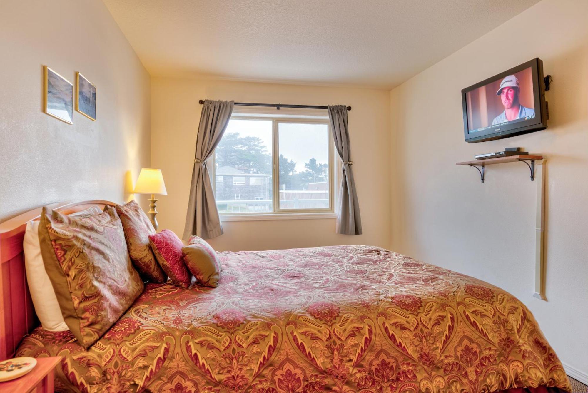Sea Gypsy Rentals Lincoln City Room photo