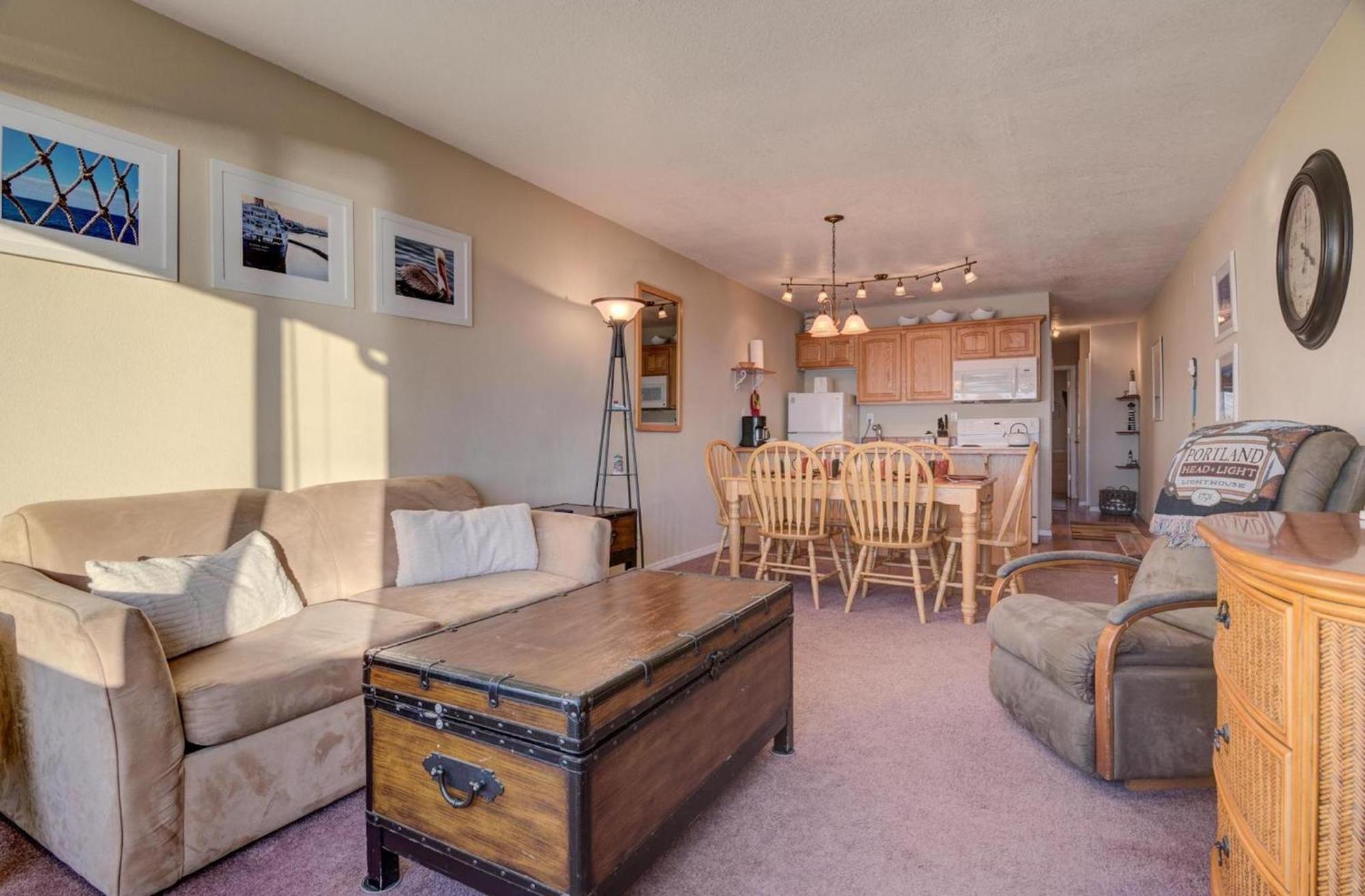 Sea Gypsy Rentals Lincoln City Room photo