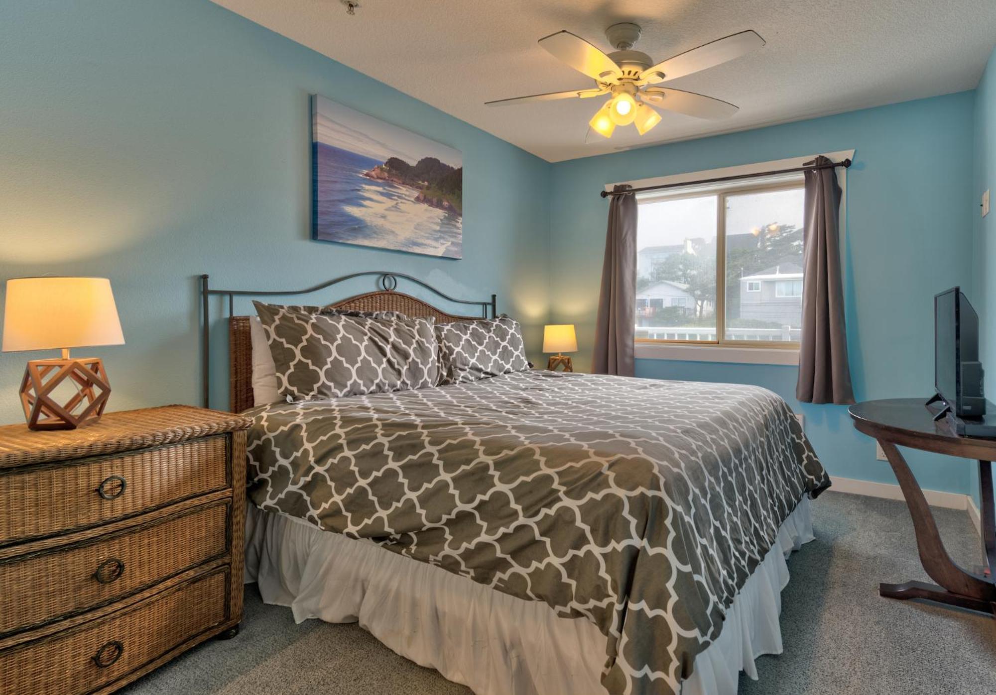 Sea Gypsy Rentals Lincoln City Room photo