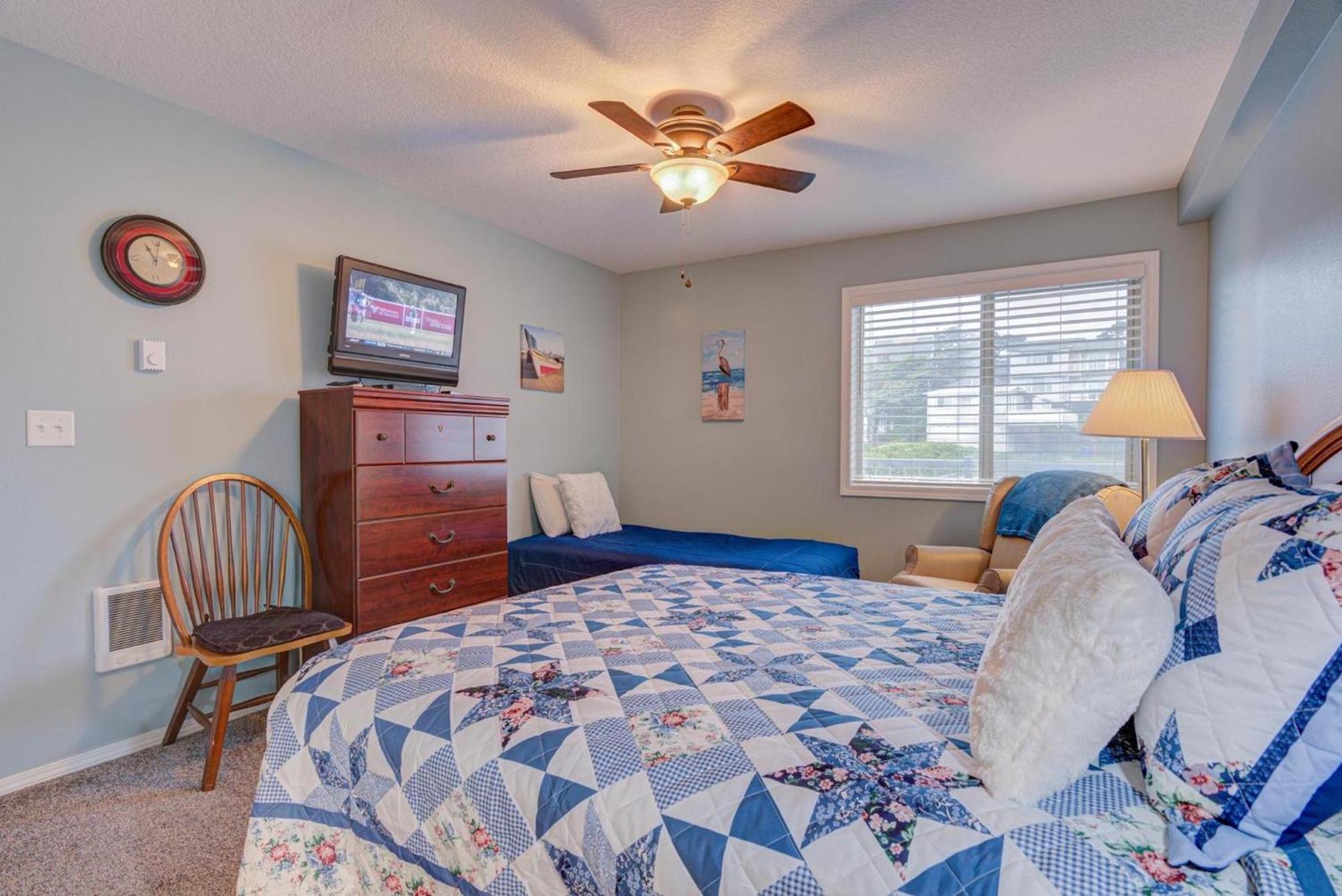 Sea Gypsy Rentals Lincoln City Room photo