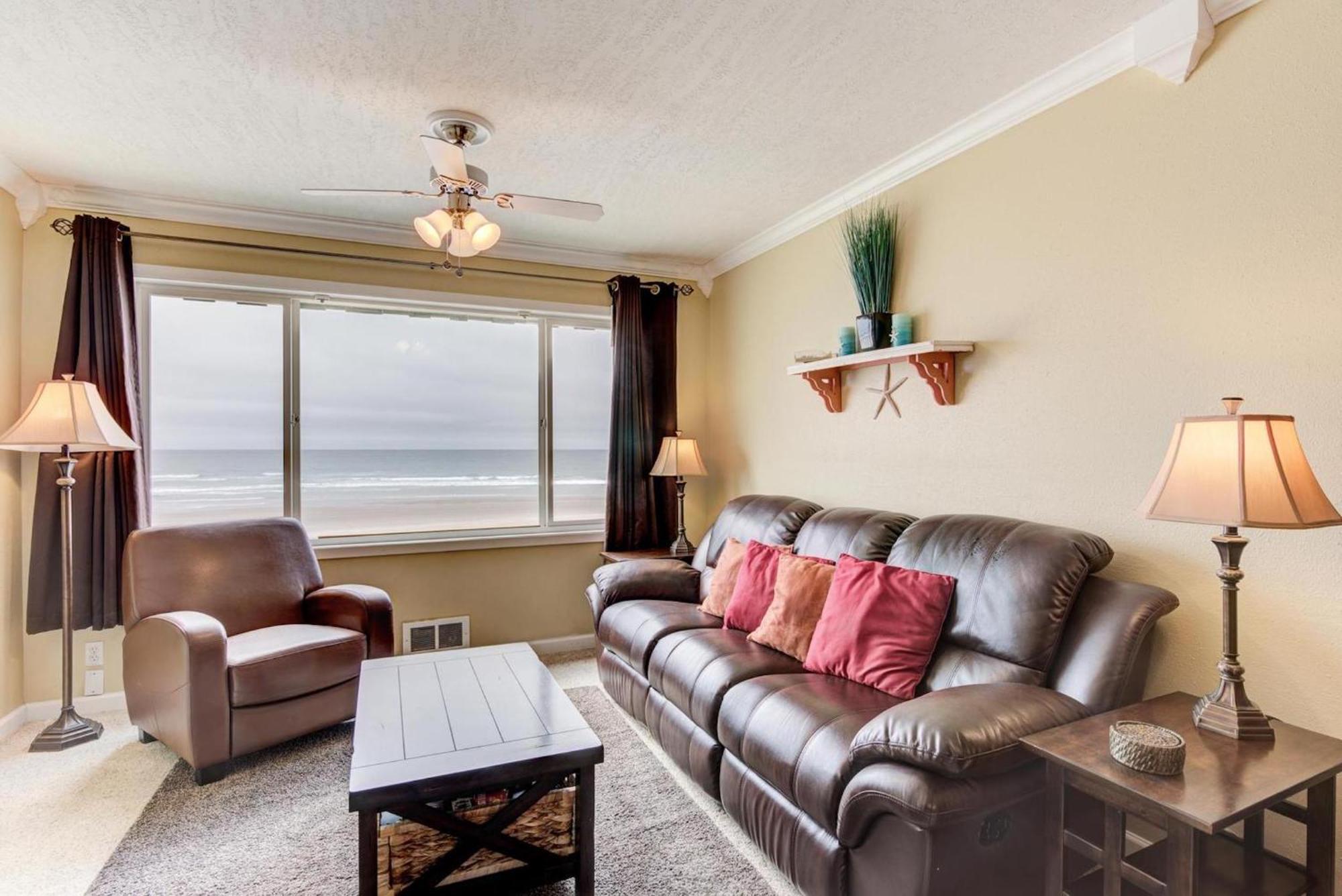 Sea Gypsy Rentals Lincoln City Room photo