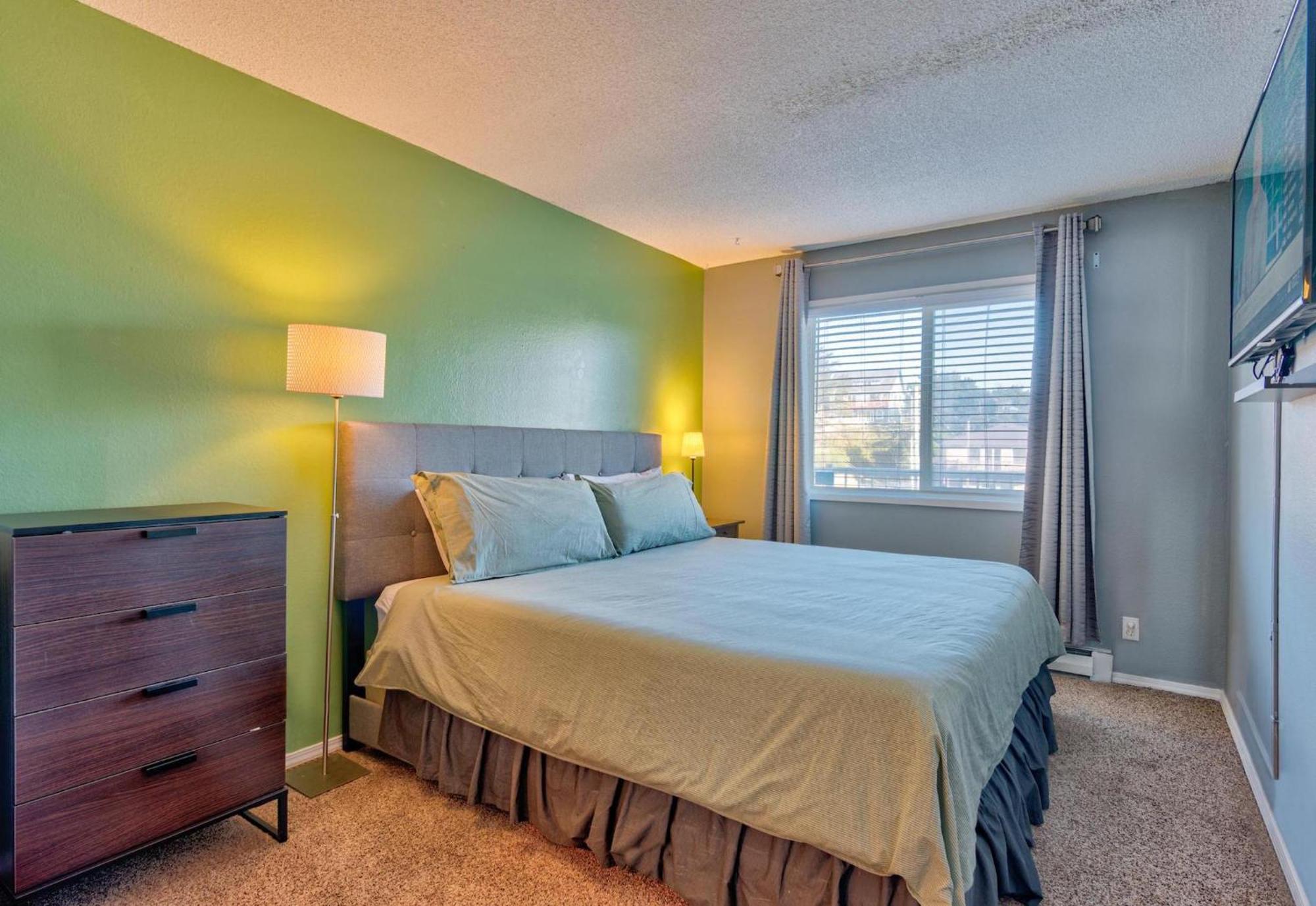 Sea Gypsy Rentals Lincoln City Room photo