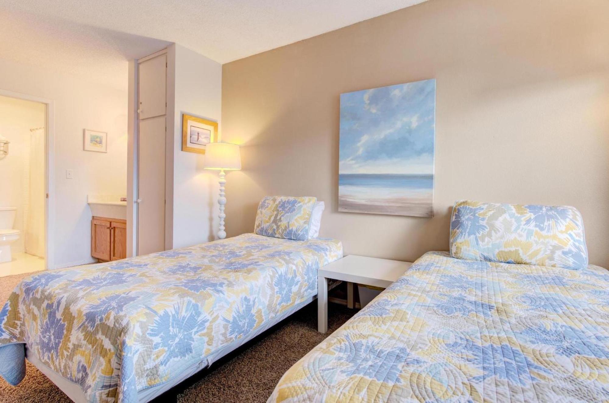 Sea Gypsy Rentals Lincoln City Room photo