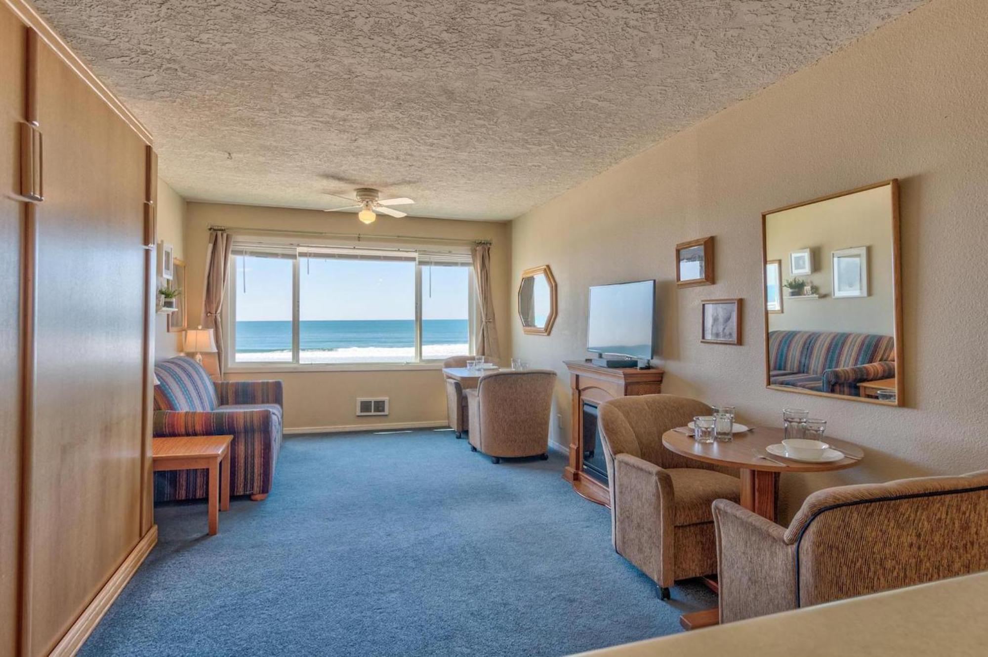 Sea Gypsy Rentals Lincoln City Room photo