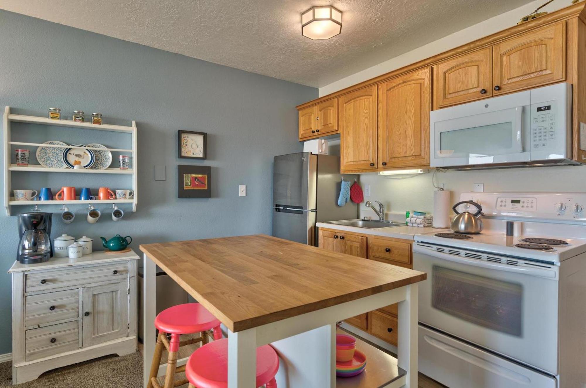 Sea Gypsy Rentals Lincoln City Room photo