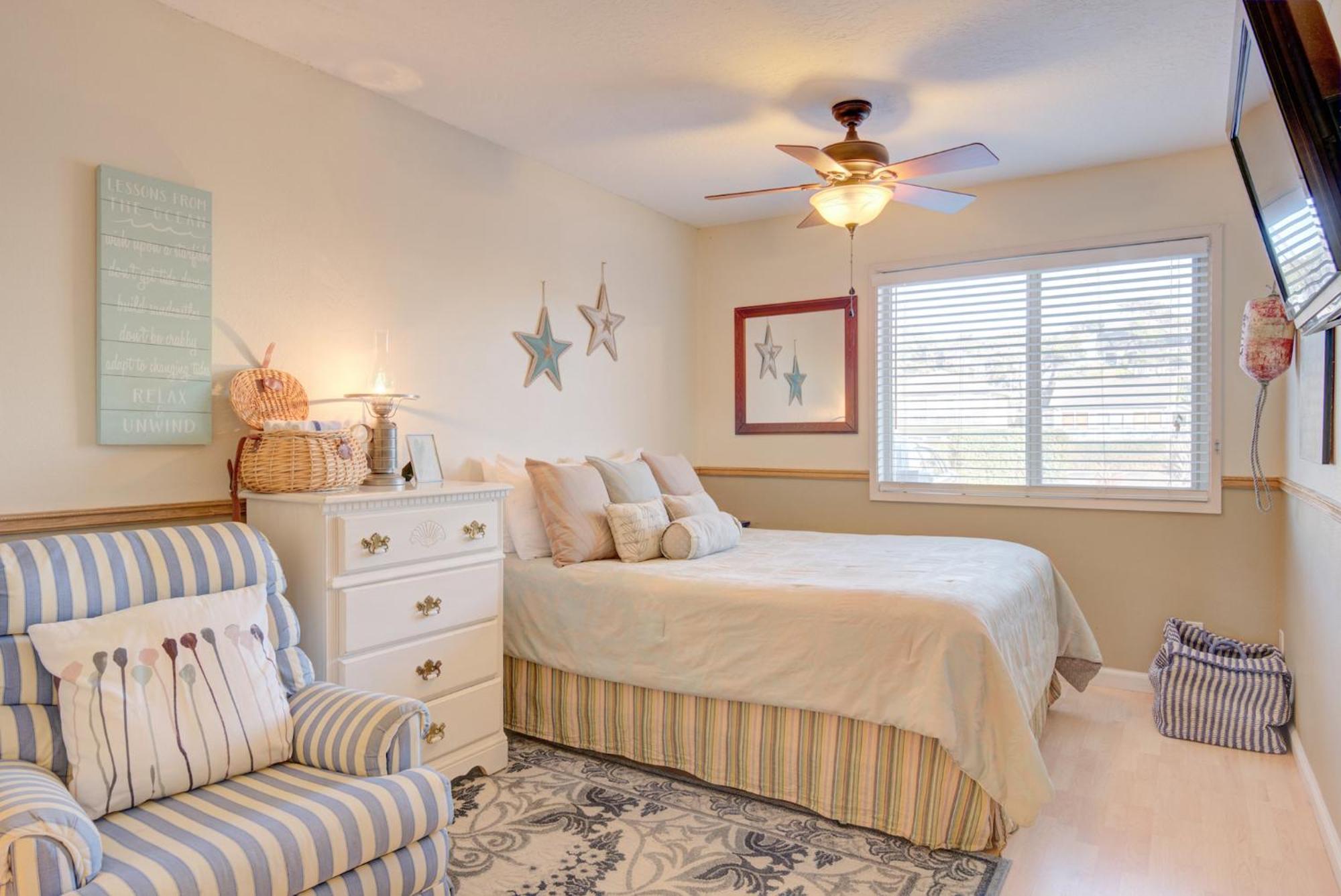 Sea Gypsy Rentals Lincoln City Room photo