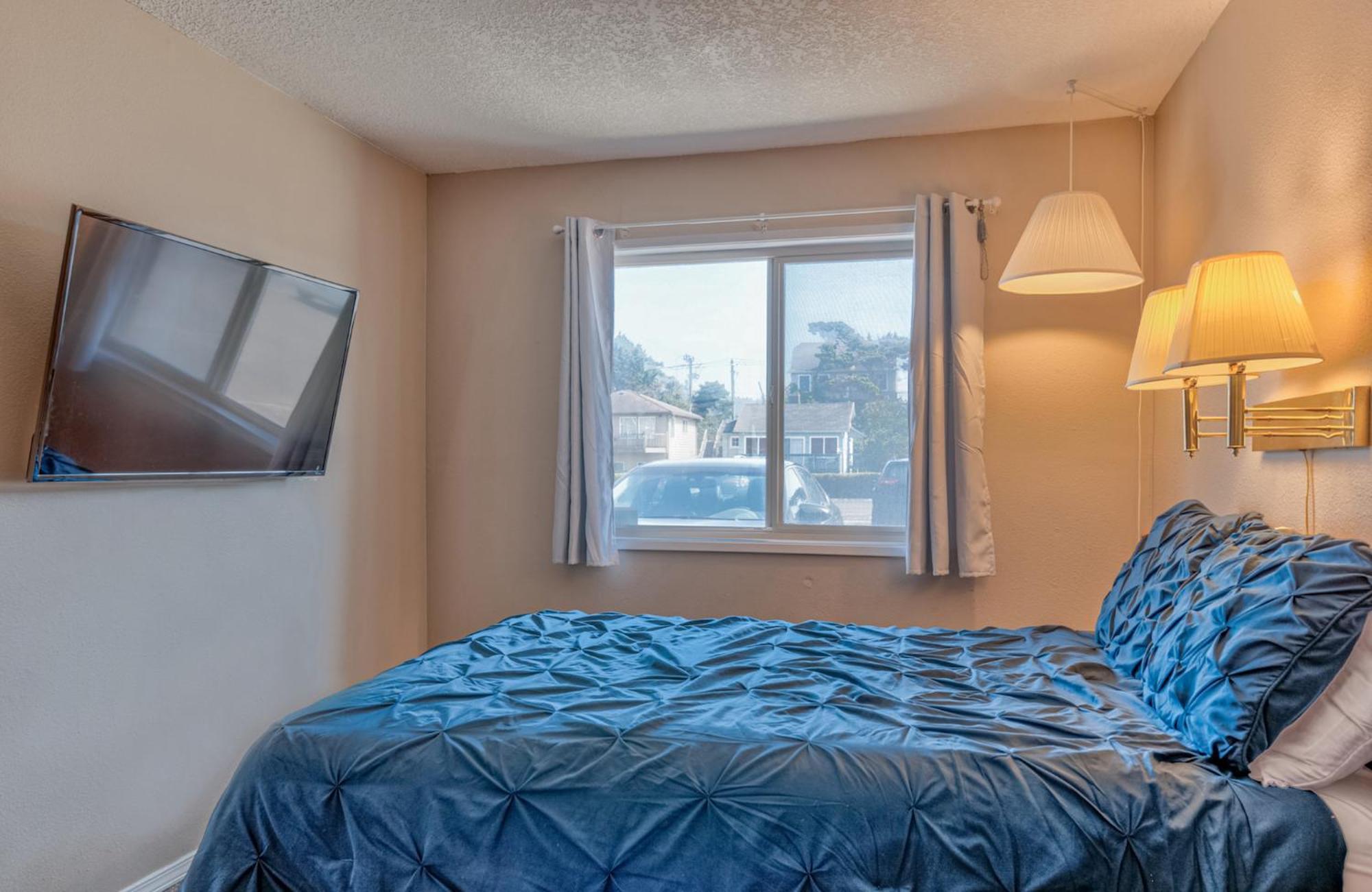 Sea Gypsy Rentals Lincoln City Room photo