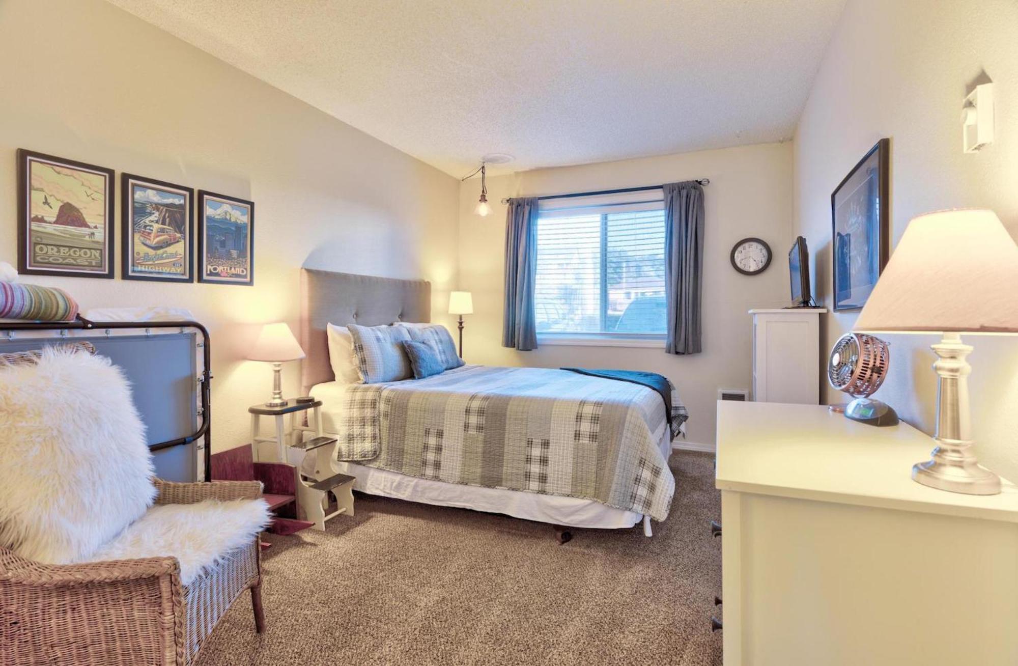 Sea Gypsy Rentals Lincoln City Room photo