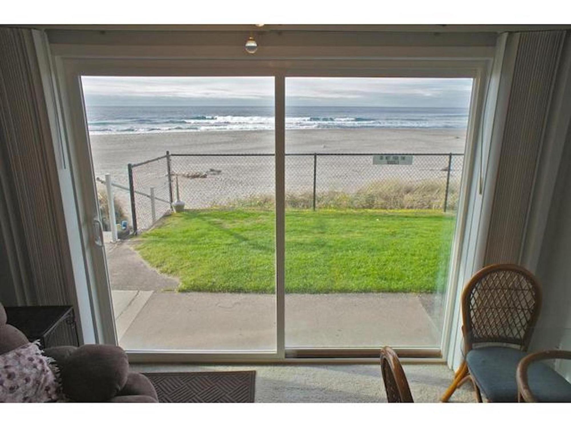 Sea Gypsy Rentals Lincoln City Room photo
