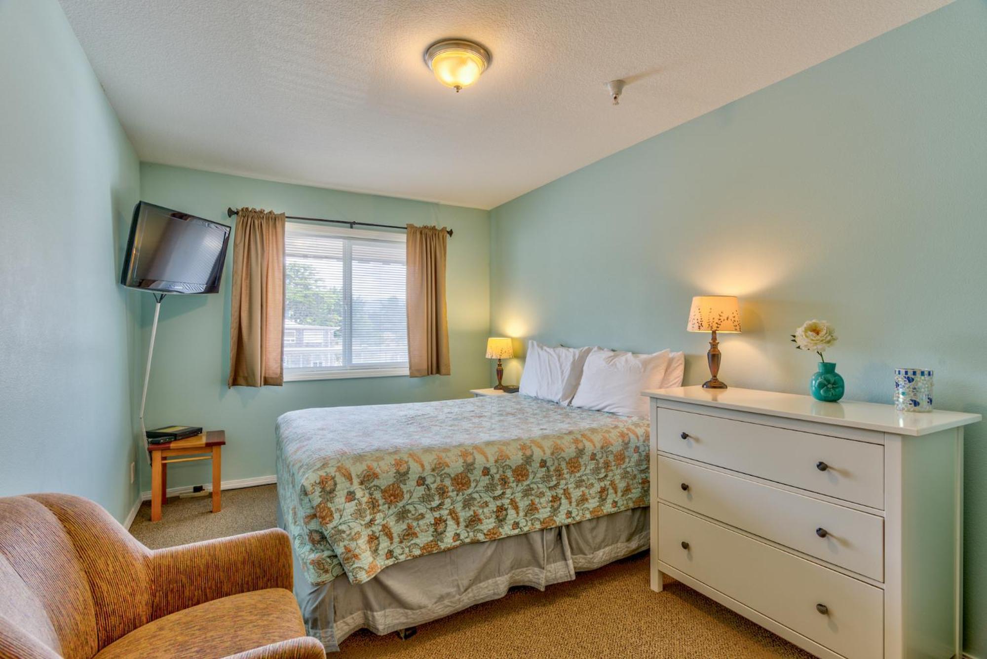 Sea Gypsy Rentals Lincoln City Room photo