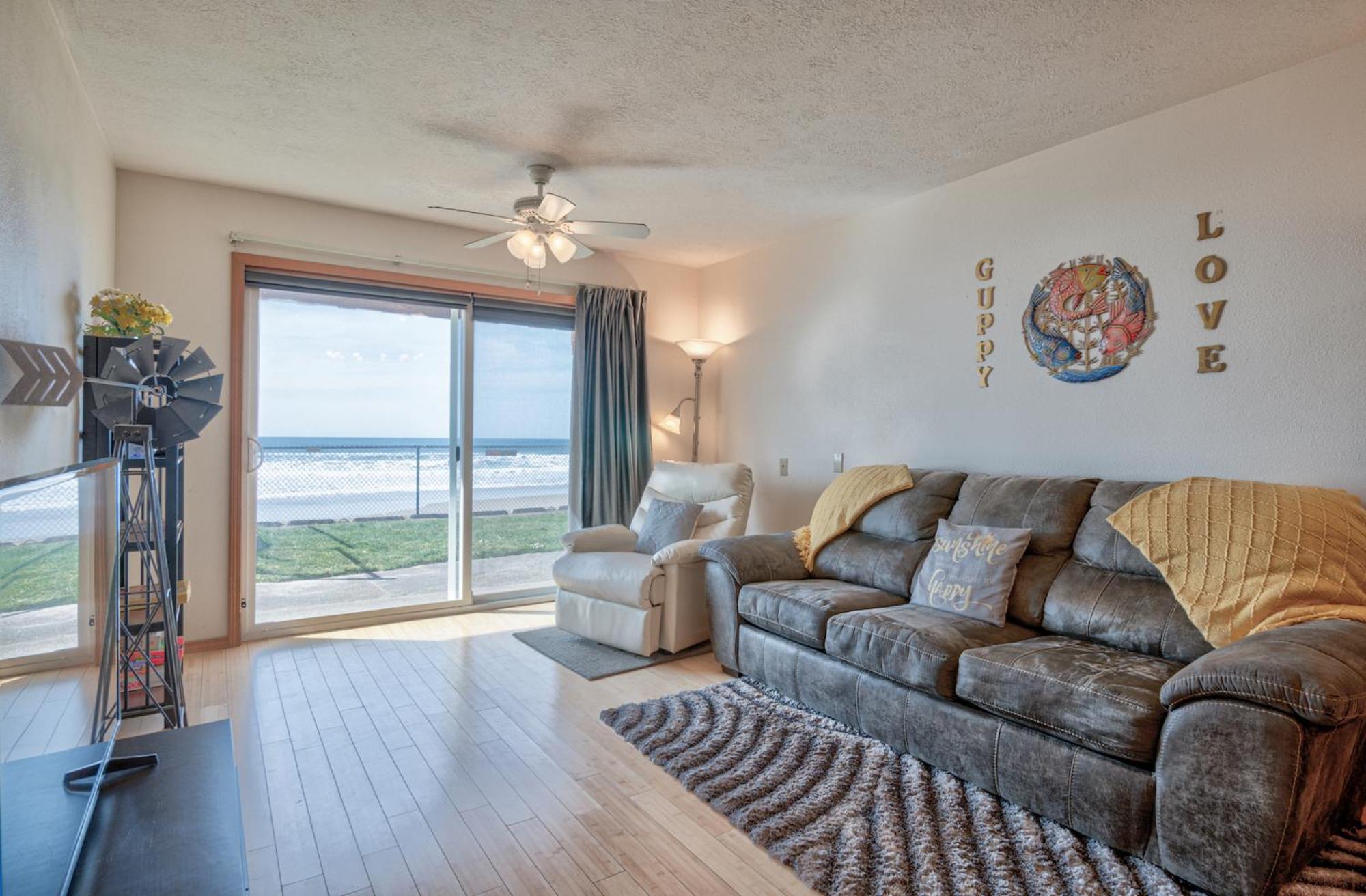 Sea Gypsy Rentals Lincoln City Room photo