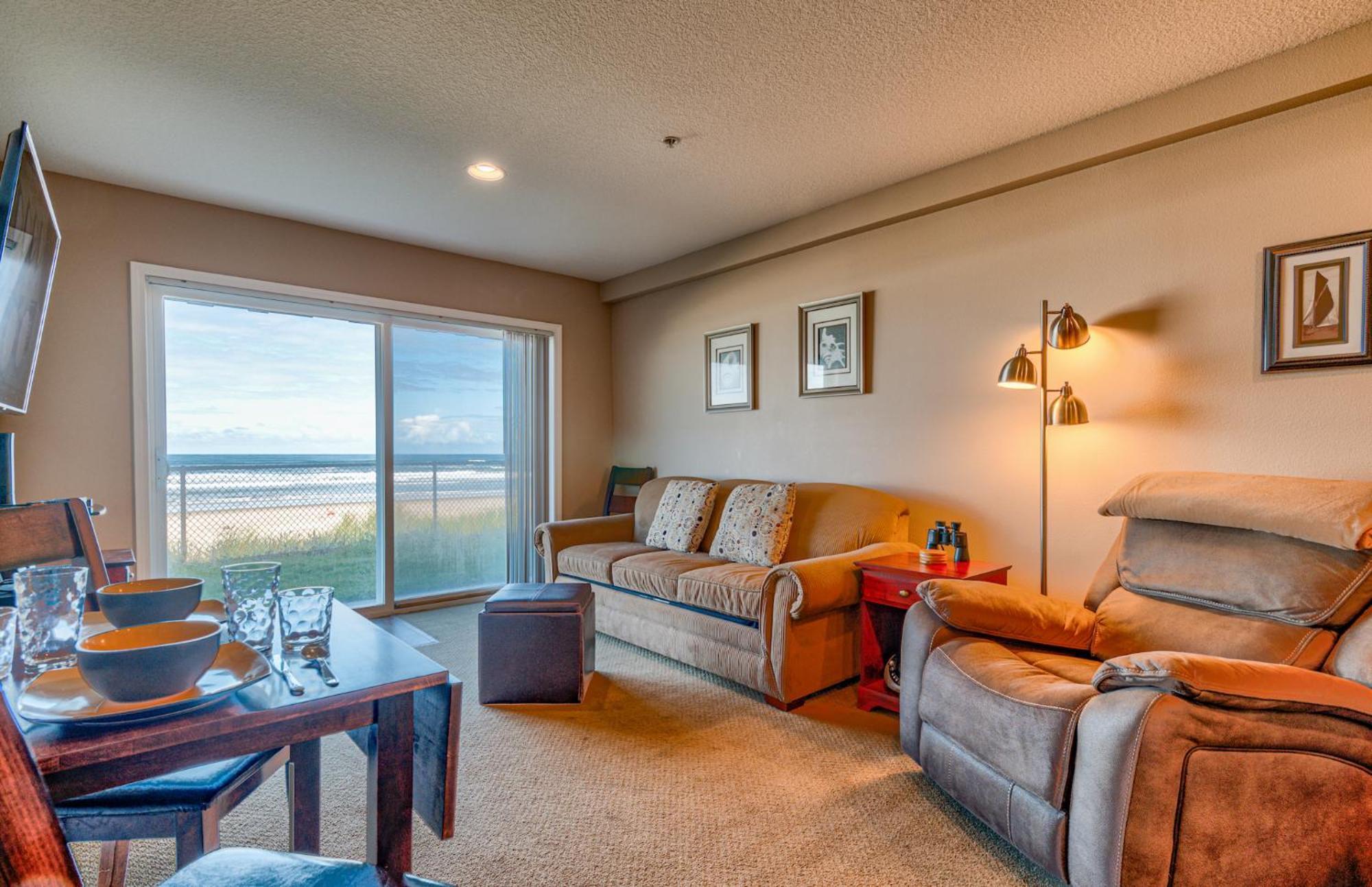 Sea Gypsy Rentals Lincoln City Room photo