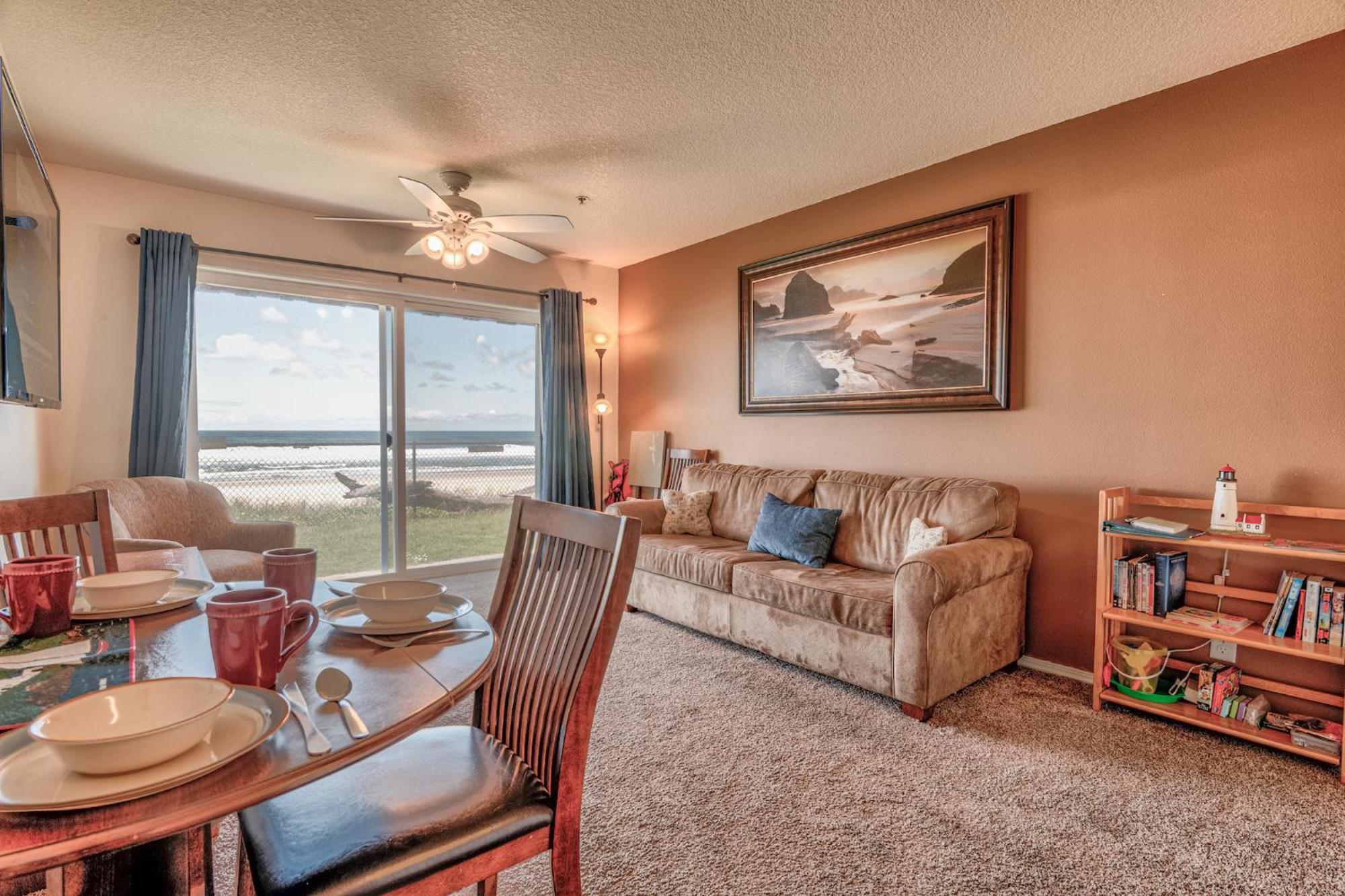 Sea Gypsy Rentals Lincoln City Room photo