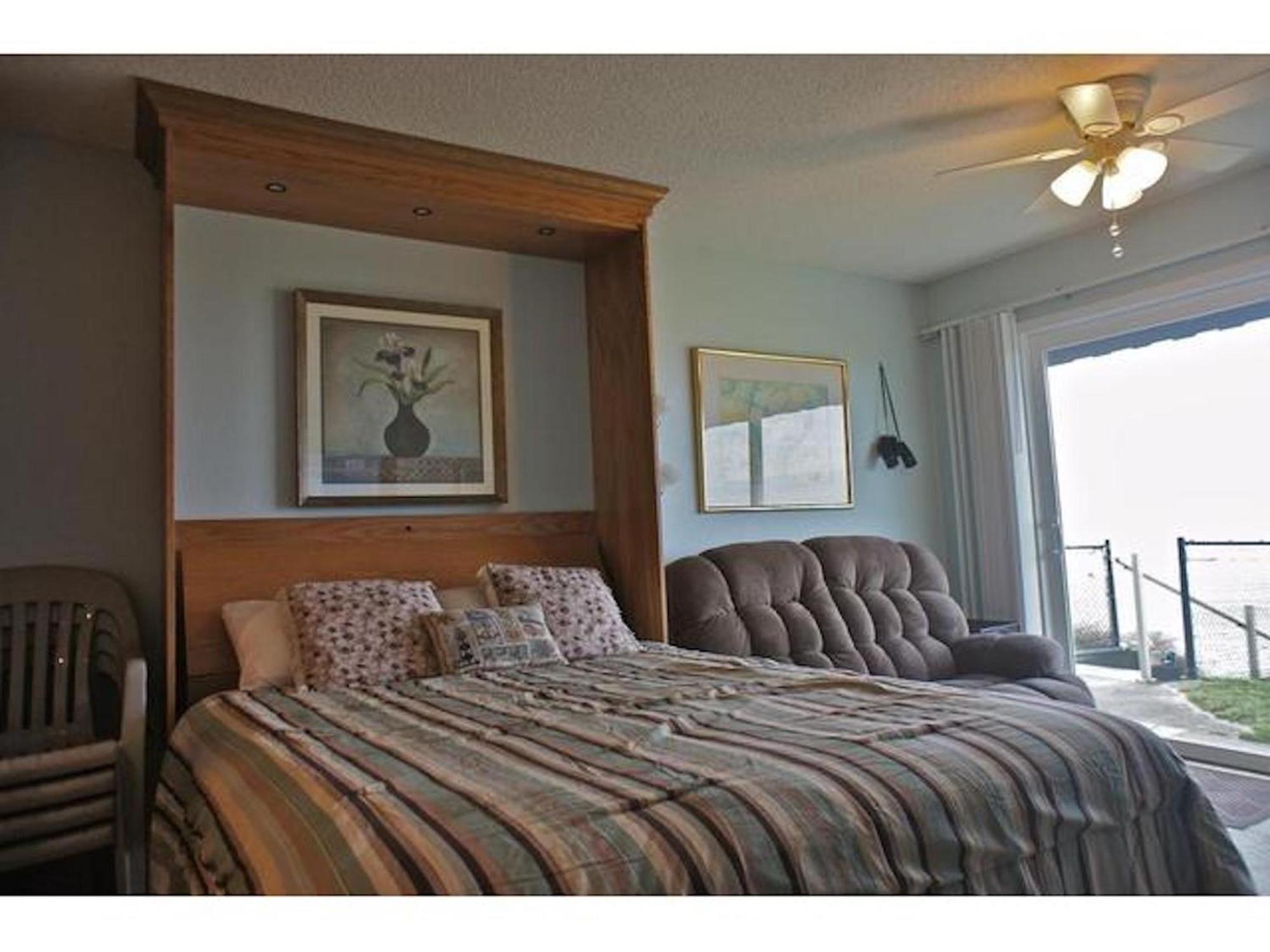 Sea Gypsy Rentals Lincoln City Room photo