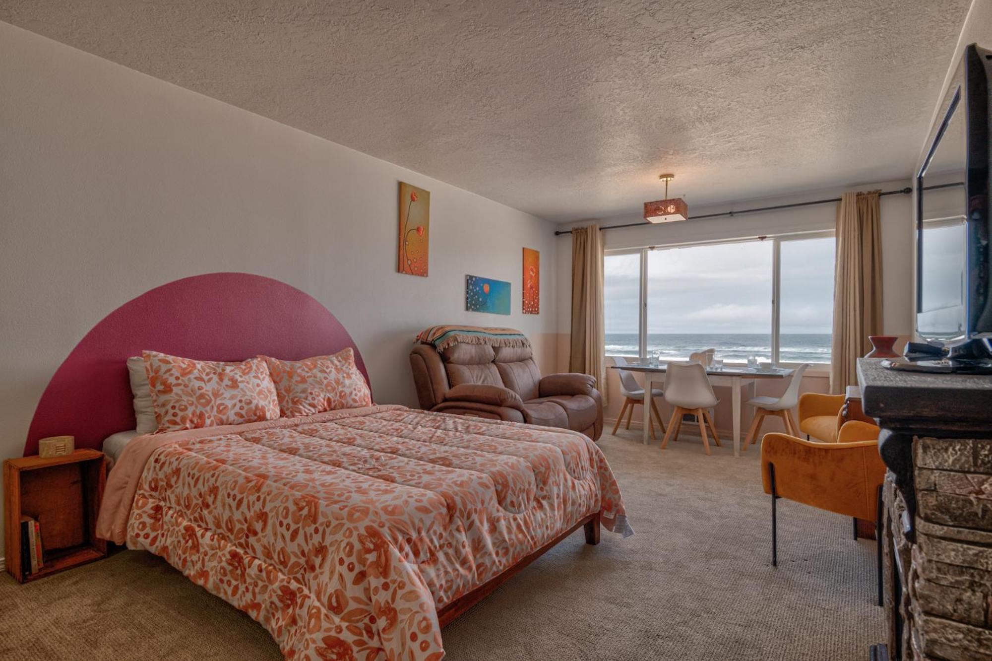 Sea Gypsy Rentals Lincoln City Room photo
