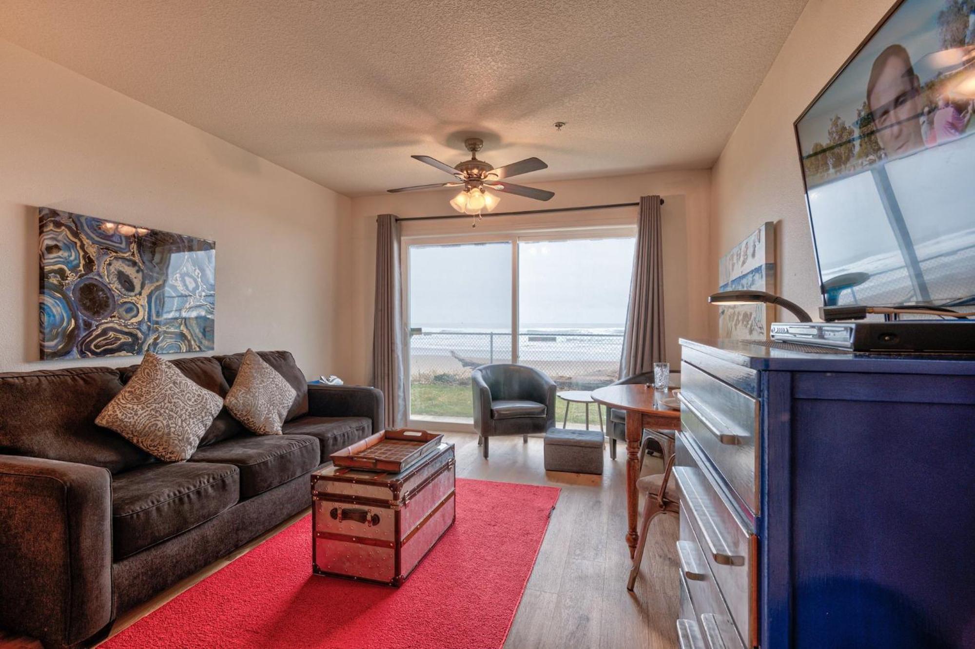 Sea Gypsy Rentals Lincoln City Room photo