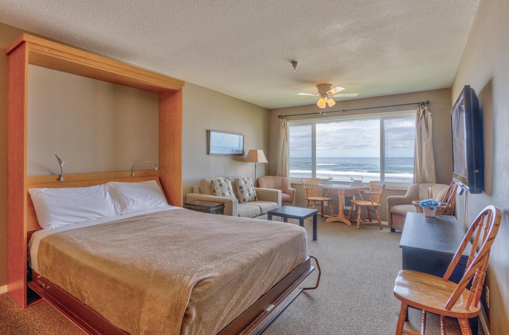 Sea Gypsy Rentals Lincoln City Room photo