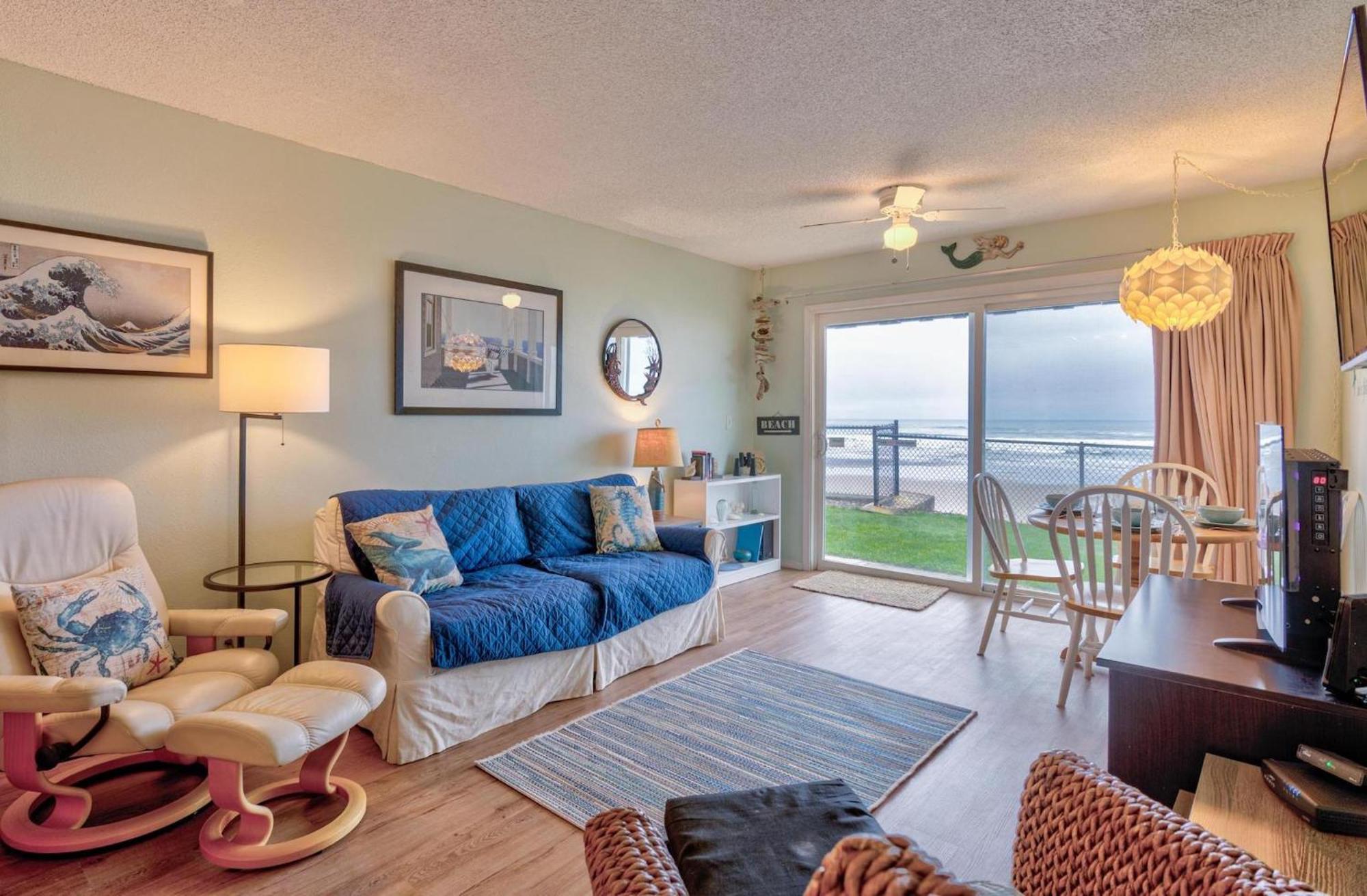 Sea Gypsy Rentals Lincoln City Room photo