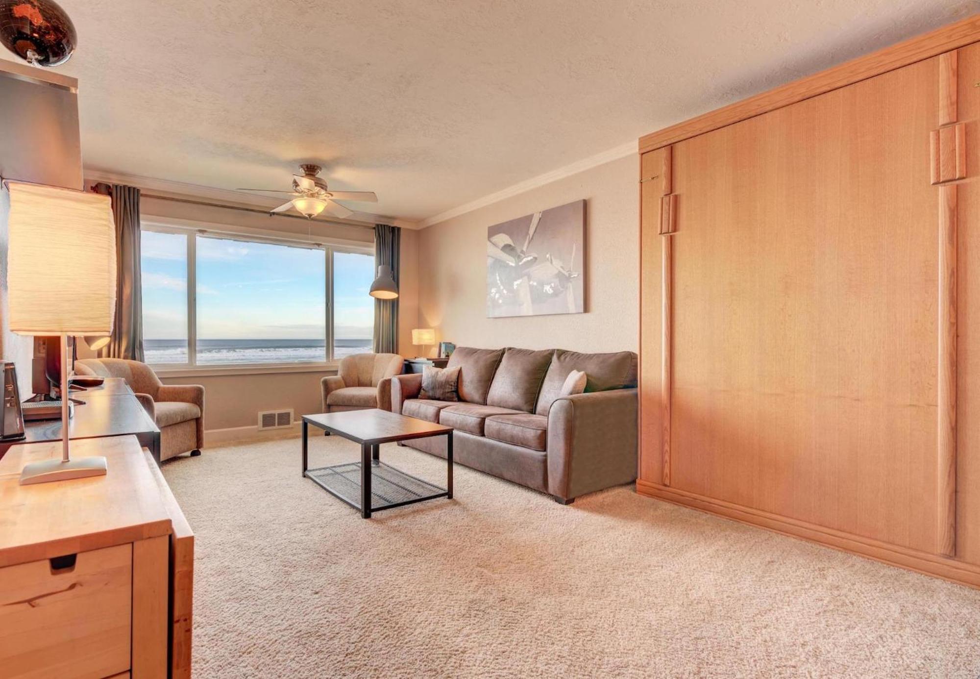 Sea Gypsy Rentals Lincoln City Room photo